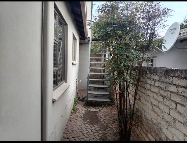 6 BEDROOM HOUSE FOR SALE IN COSMO CITY
